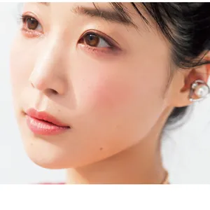 目元を際立たせる広めピンクチーク