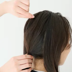 【セミロング②きちんとスーツ】毛束クロスで見違える！ こなれポニーテール　STEP３