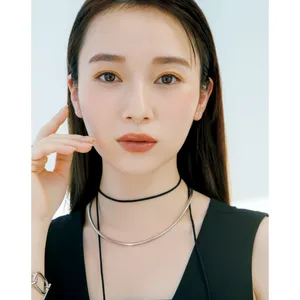 守屋麗奈さん、赤みリップで大人のきれいを更新。1枚で決まる黒オールインワンと好バランス