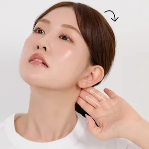 胸鎖乳突筋と頭の境目を指でほぐす