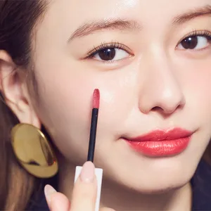 山本舞香のBeauty Script　山本舞香　HOW TO MAKE-UP リキッドチークを横長に塗り広げる