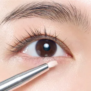 涙袋メイク 細めに影色でラインを引く 明るめの色をのせる