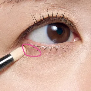 黒ぐま×たるみぐまタイプのくまカバー＆涙袋メイクのテクニック コンシーラーをのせる 目尻