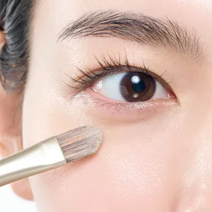 くまカバー コンシーラーを塗る