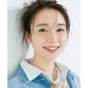 守屋麗奈さんが挑戦！ デニムジャケットを着る日の洒落見えメイク。寒色アイ&オレンジリップが最強