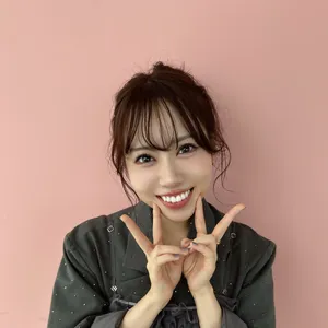 声優伊達さゆり ピンク ダブルピース