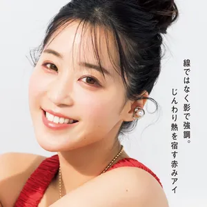 線ではなく影で強調。じんわり熱を宿す赤みアイ