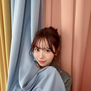 声優伊達さゆり カーテン 笑顔