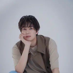 前田大輔 timelesz project タイプロ TAG SEARCH　椅子に腰かけ頬杖をついたポーズ