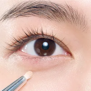 涙袋メイク 細めに影色でラインを引く