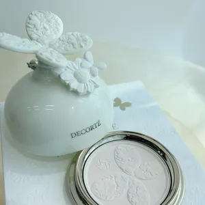 蝶の姿を繊細に表現したオブジェとパウダー