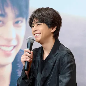 写真集に載っているという料理のレシピのことを問われて楽しそうな笑顔を浮かべるtimelesz 佐藤勝利さん。