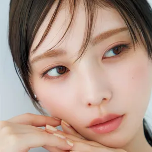 “ミュートな目元”の最旬バランス。与田祐希さんが体感する、上半期ヒットコスメで作る旬顔メイク