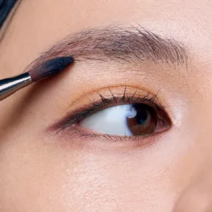 くぼみ・くすみをカバーするハイライトの入れ方 ステップ1 マットハイライトを眉下に入れる