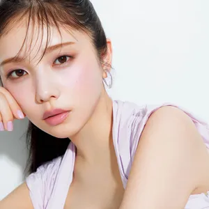 与田祐希さんがまとう、最旬「青みピンクメイク」。上半期ヒットコスメで叶える、今なりたい顔