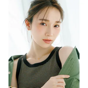 守屋麗奈さんが実演。肌見せタンクワンピに映えるヘルシー血色メイク