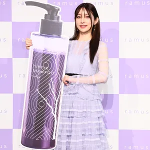 後藤真希さんプロデュース「ramus」の大シャンプーパネルを持つ後藤真希さん姿写真