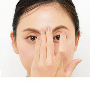 眉間を押さえ、両眉の眉山を10回ほど上げる。眉が逆ハの字になるように。