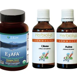 〈右〉脳を癒やす植物幹細胞のチンキ。エルビオリス ブレイン ジェモセット（オリーブ＆ハンノキ） 50ml×2本 ￥12441／ビープル バイ コスメキッチン　〈左〉恋愛ホルモン物質を高濃度で含有するAFAブルーグリーンアルジー。E3Live AFA パウダー 50g ￥11880／E3Live Japan