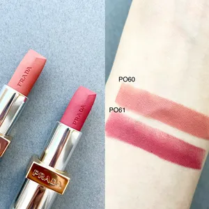 プラダ ビューティ モノクローム ウェイトレス リップカラー（マット レザー） スウォッチ