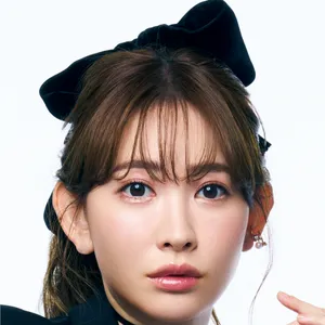 【小嶋陽菜さん】「マキア」25年12月号で“女スパイ”に変身!? 使ったコスメはこれ