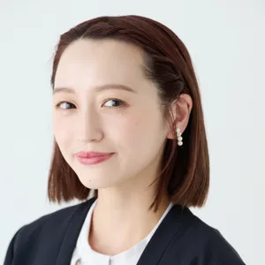 【ミディアム②きちんとスーツ】顔まわりのねじりがアクセントの上品ダウンスタイル