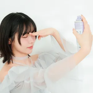 声優Liyuuケープを前髪に噴きかけてホールド