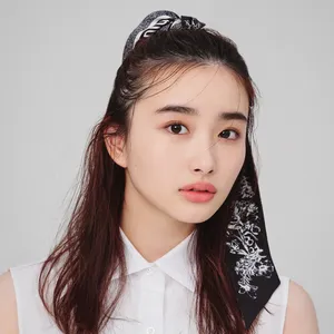 ディオールのスカーフがあればシンプルなハーフアップも映える！ 使い方＆簡単ヘアアレンジテク【ハイブランド×春ヘア】