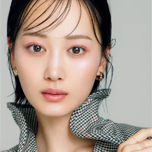 山下美月さん、秋の透明感をまとう。淡色レイヤードで叶える奥行きEYE