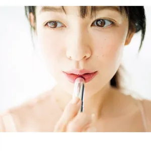 無垢な潤いの唇で、儚さを後押し