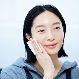 どうして潤わない？と思ったときの見直しポイント。コスメの量は気持ち多めで、水分補給は喉が渇く前に