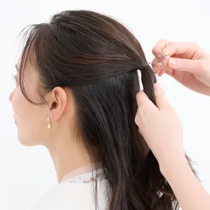 【セミロング③カジュアルスーツ】ゴム隠しの毛束がワンポイントに！ ナチュラルハーフアップ　STEP２